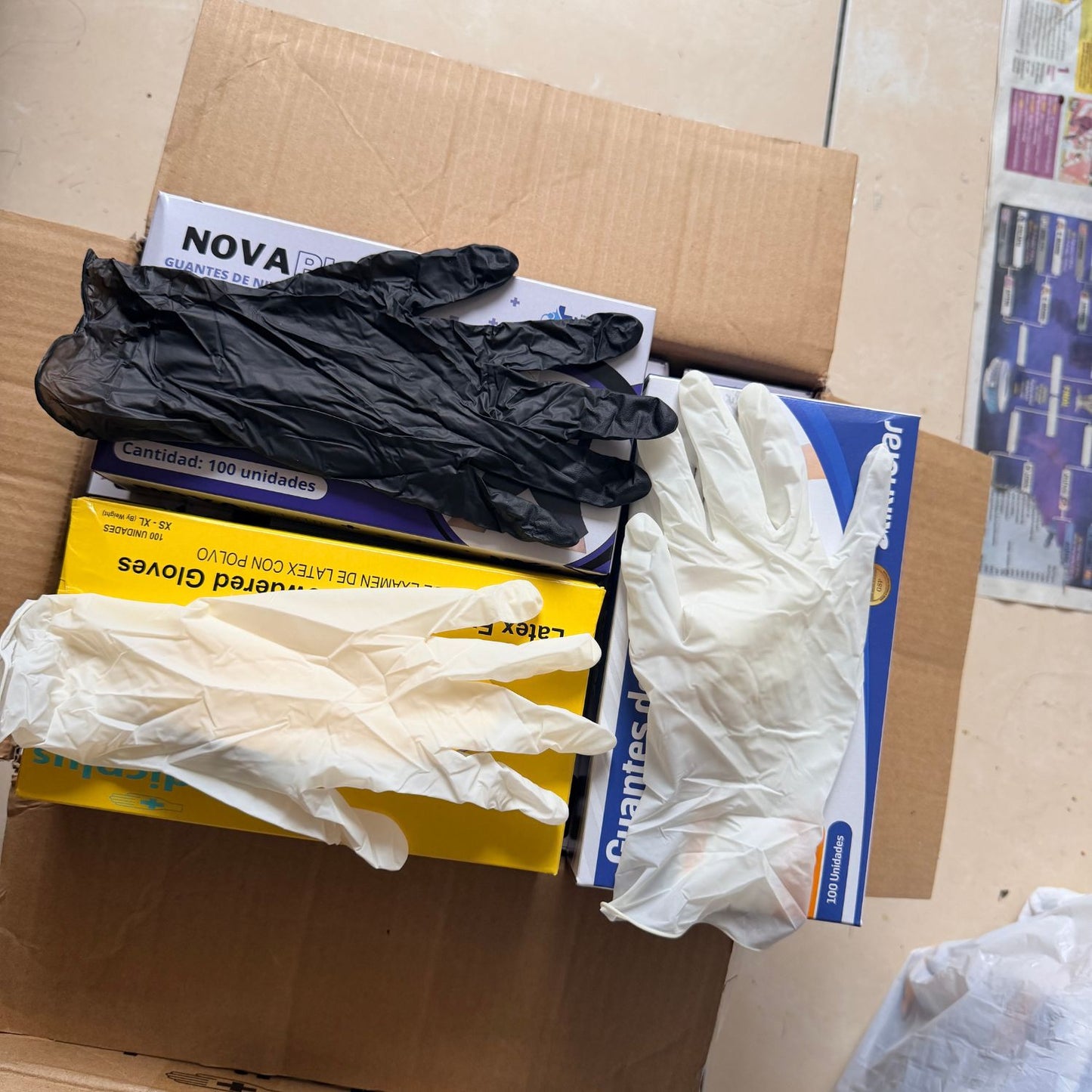 Guantes descartables de nitrilo y látex disponibles en Wapas GCC