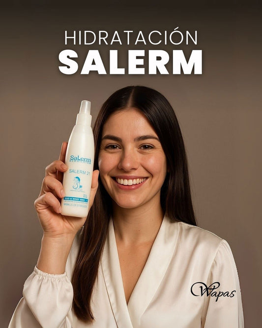 Hidratación Salerm para cabello, clienta sonriendo y sosteniendo tratamiento capilar en Wapas GCC salón de belleza en San Isidro Lima Perú.