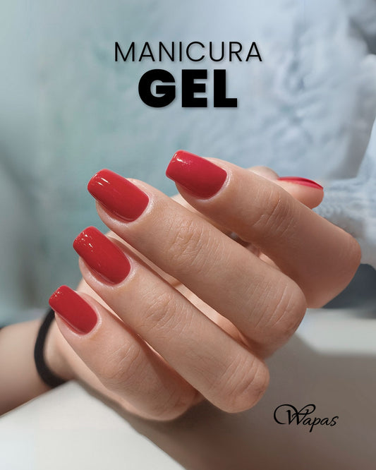 Uñas con manicura en gel roja en Wapas GCC, salón de belleza en San Isidro, Lima, Perú.
