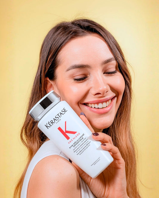 Reparación capilar Kérastase con sérum profesional, modelo mostrando producto en Wapas GCC salón de belleza en San Isidro Lima Perú.