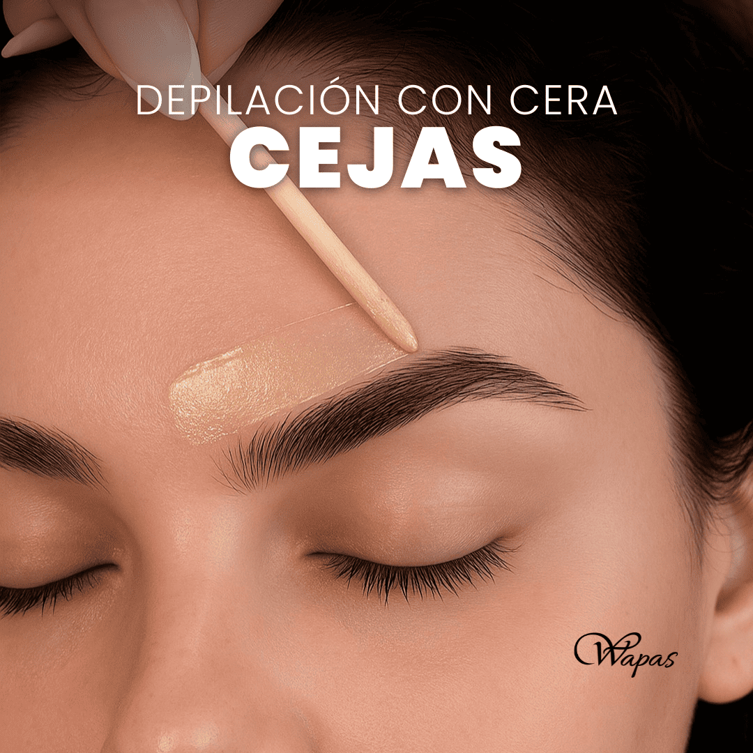Depilación de cejas con cera tibia en Wapas Salón, San Isidro – Lima, diseño profesional de cejas para mujer con técnica precisa y resultado definido.
