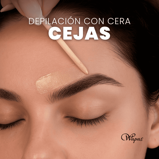 Depilación de cejas con cera tibia en Wapas Salón, San Isidro – Lima, diseño profesional de cejas para mujer con técnica precisa y resultado definido.