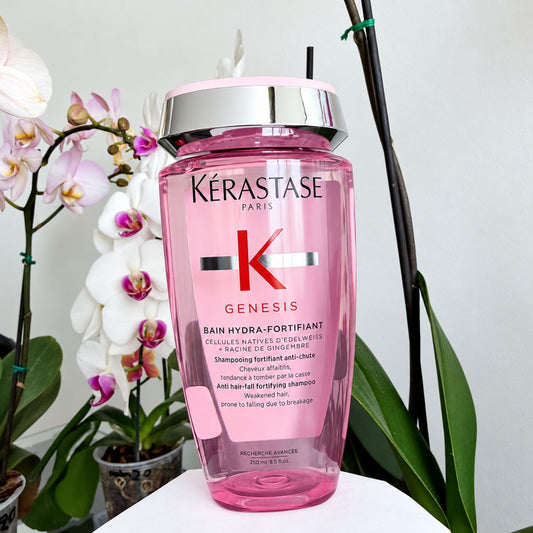 Shampoo fortalecedor anti-caída por rotura para pelo fino y graso.
Su espuma generosa elimina las impurezas y el exceso de grasa para un pelo mas ligero. Refuerza la fibra para reducir la caída ocasionada por la rotura. Enriquecido con Células Nativas de Edelweis, conocidas en el cuidado de la piel por su poder antioxidante y Raíz de Jengibre conocido por su efecto protector contra los agresores externos. Textura Gel transparente.