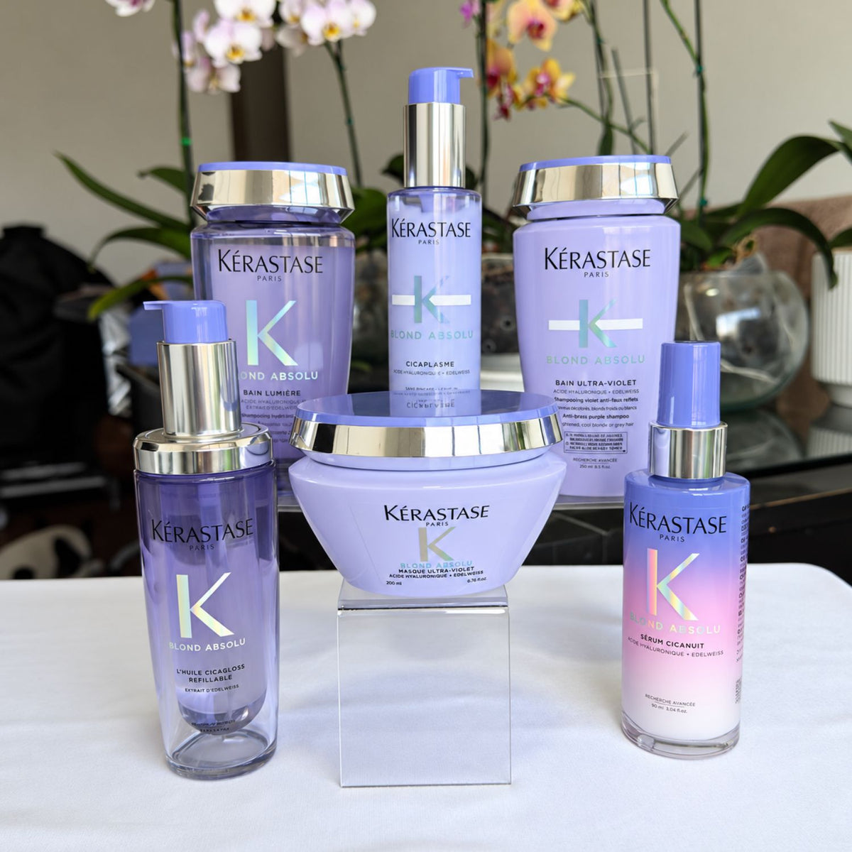 Fotografía real del pack Kérastase Blond Absolu de 6 productos para cabello rubio, decolorado y con mechas.
 Copiar texto