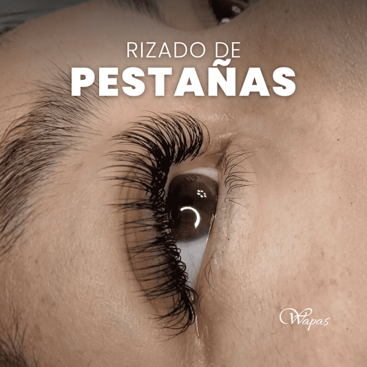 Rizado profesional de pestañas con curvatura intensa y efecto levantado en salón Wapas en San Isidro, Lima