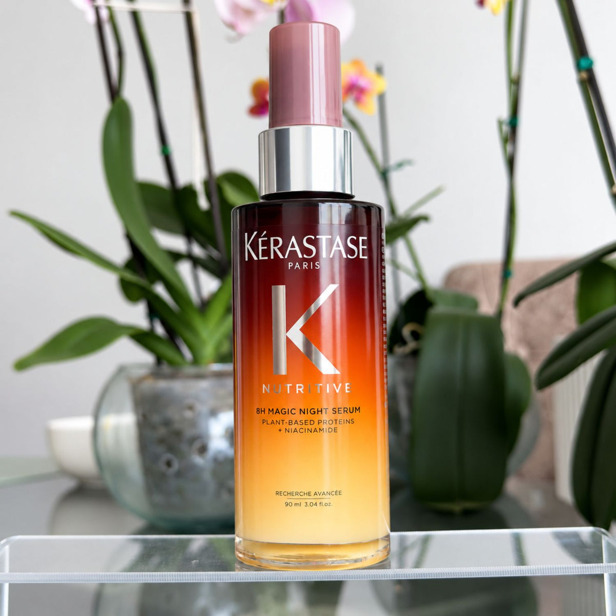 Sérum Kérastase Nutritive 8H Magic Night para nutrir el cabello seco durante la noche, fotografía real del envase.