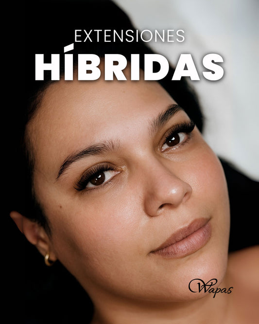 Extensiones de pestañas híbridas en mirada femenina en Wapas GCC, salón de belleza en San Isidro Lima Perú.