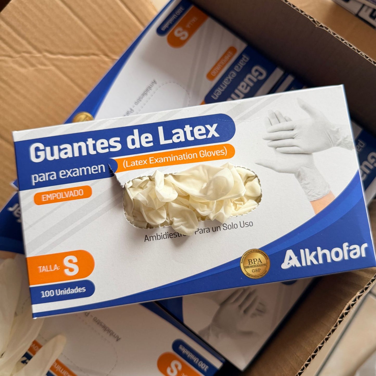 Caja abierta de guantes de látex Alkhofar empolvados