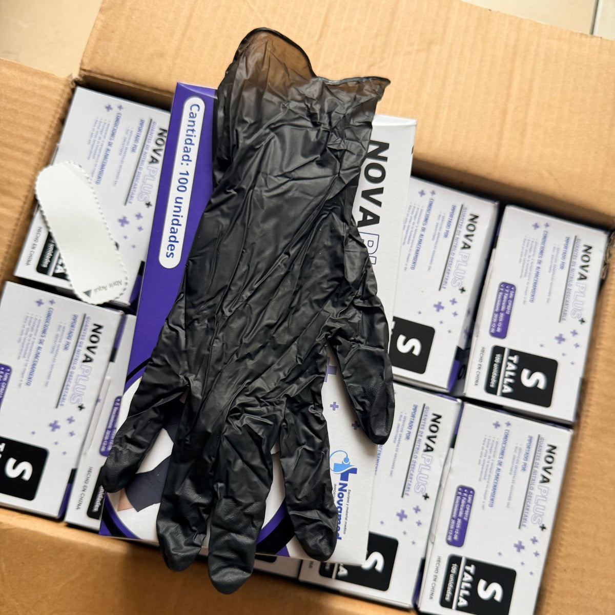 Guante de nitrilo negro Nova Plus y cajas del producto