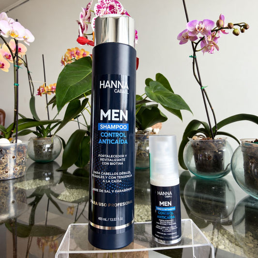 Fotografía real del kit Hanna Caball Men con shampoo 400 ml y tónico 50 ml sobre exhibidor y plantas