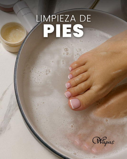 Limpieza de pies tipo pedicura spa con agua y espuma en Wapas GCC, salón de belleza en San Isidro Lima Perú.