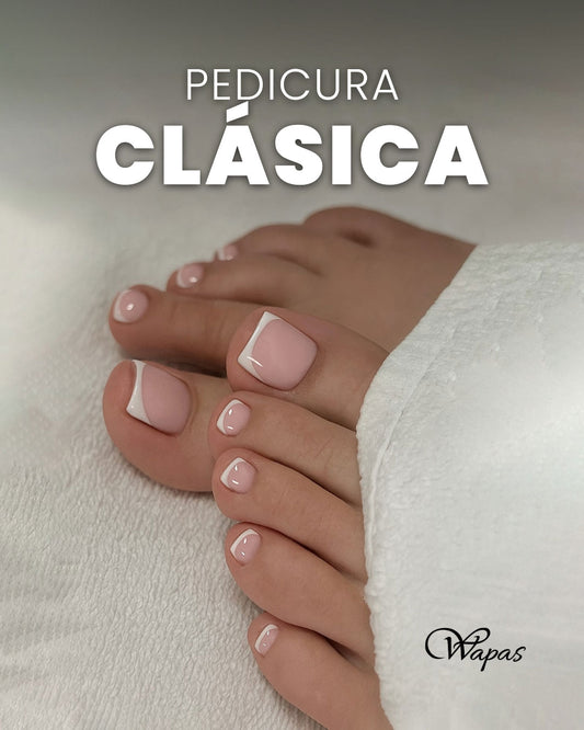 Pedicura clásica francesa en uñas de pies, acabado rosa nude, servicio de pedicure en Wapas GCC salón de belleza en San Isidro Lima Perú.