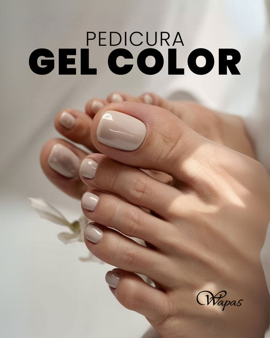 Pedicura gel color en uñas de pies tono nude, servicio de pedicure en Wapas GCC salón de belleza en San Isidro Lima Perú.