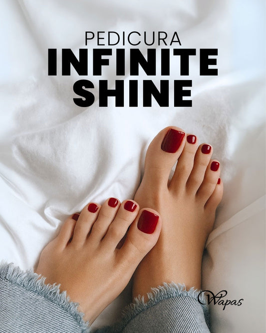 Pedicura Infinite Shine con esmalte rojo en uñas de pies, pedicure de larga duración en Wapas GCC salón de belleza en San Isidro Lima Perú.