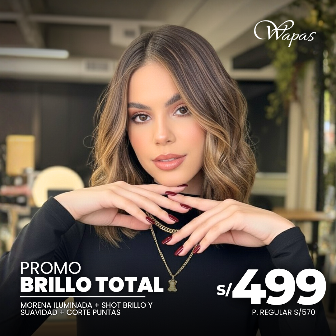 Mujer con morena iluminada y acabado brillante después del servicio Brillo Total en Wapas GCC. Incluye shot de brillo y suavidad y corte de puntas.