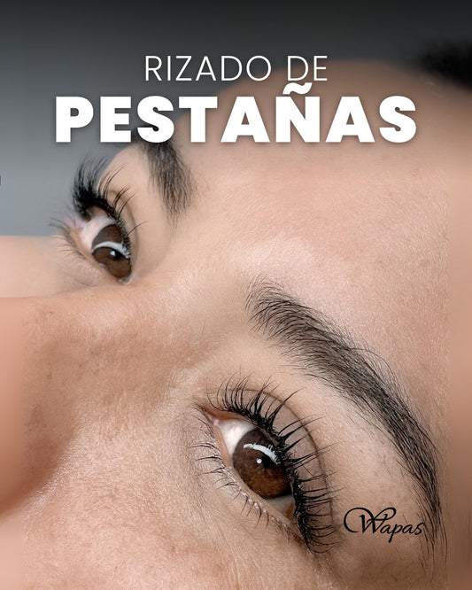Rizado de pestañas con acabado natural en Wapas GCC, salón de belleza en San Isidro Lima Perú.