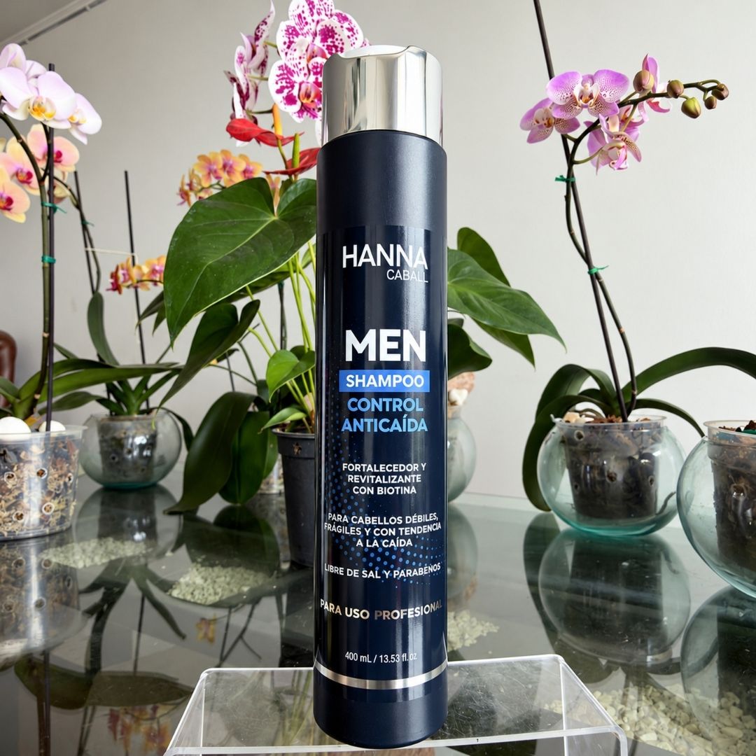 Fotografía real del shampoo masculino Hanna Caball Men Control Anticaída 400 ml con plantas de fondo