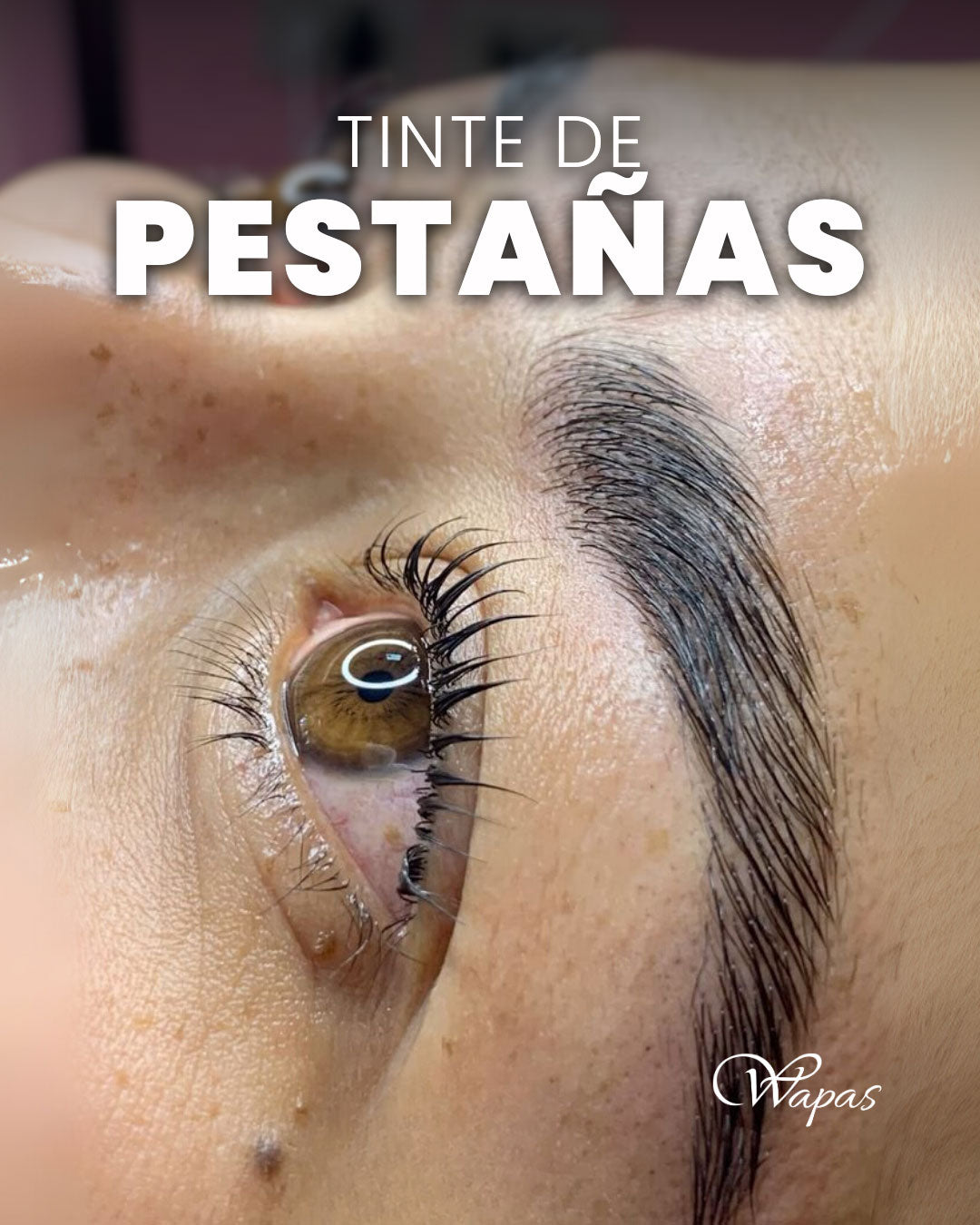 Tinte de pestañas en ojo femenino en Wapas GCC, salón de belleza en San Isidro Lima Perú.